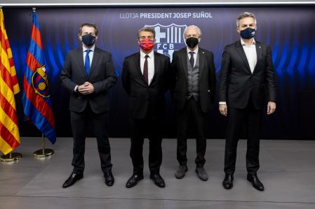 Laporta, Font y Freixa con Carles Tusquets en el palco del Camp Nou