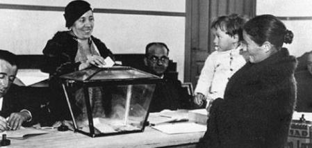 Una mujer vota en las elecciones al Congreso de 1933