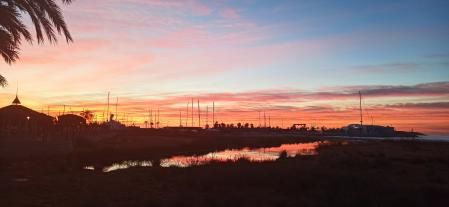Vistas del amanecer desde el paseo marítimo de Vilanova i la Geltrú.