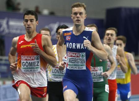 Jesús Gómez, junto a Filip Ingebrigtsen, en su semifinal de los 1.500 m en Torún 2021