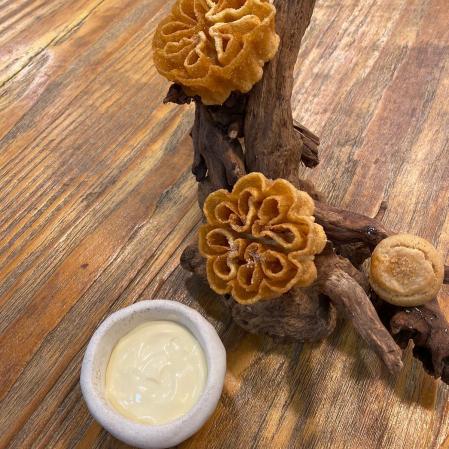 Flores de azúcar, perrunillas de canela y crema de miel de azahar