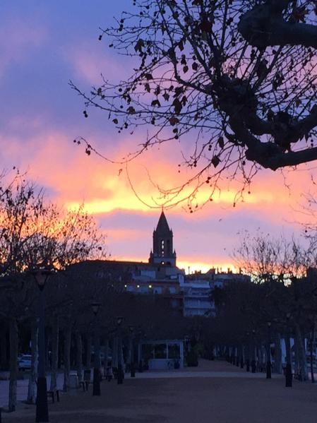Iglesia de Santa Maria de Palamòs junto al amanecer.