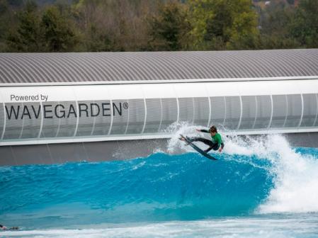 Un surfista en una instalación de Wavegarden.