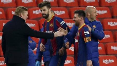 Schreuder saluda a Messi junto a Piqué y Koeman.