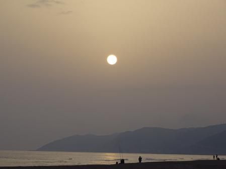 Atardecer en la playa de Castelldefels en pleno episodio de contaminación por el polvo sahariano.