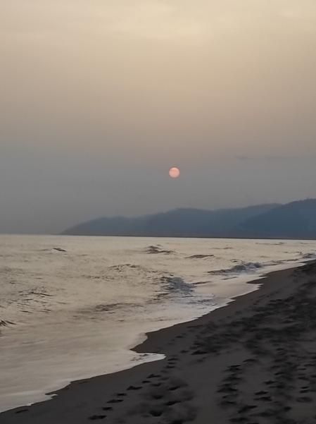 Atardecer en la playa de Castelldefels en pleno episodio de contaminación por el polvo sahariano.