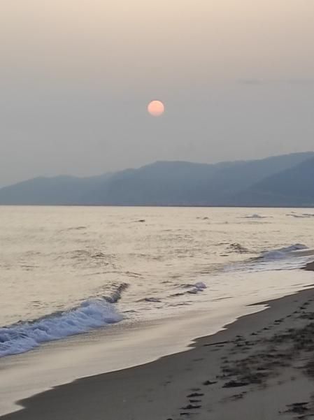 Atardecer en la playa de Castelldefels en pleno episodio de contaminación por el polvo sahariano.