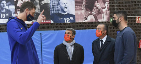 Pau Gasol, Joan Laporta, Rafael Yuste y Juan Carlos Navarro, en las instalaciones del Barça.