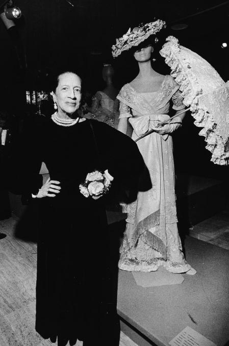Diana Vreeland en una exposición sobre diseños de Hollywood en el MET en 1974.