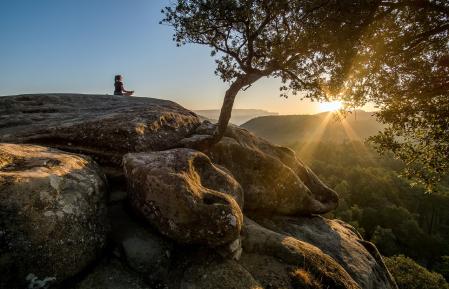 Meditando en Sant Feliuet de Savassona.