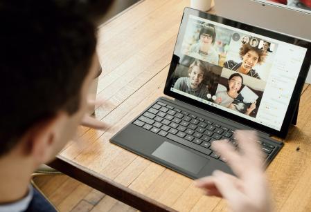 El principal argumento que esgrimen los defensores del teletrabajo es el de la posibilidad de mejorar la conciliación entre la vida familiar y profesional