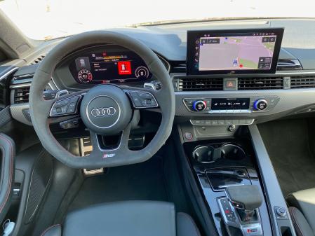 El RS 4 Avant permite cambiar de marchas mediante las levas que tiene en el volante&nbsp;