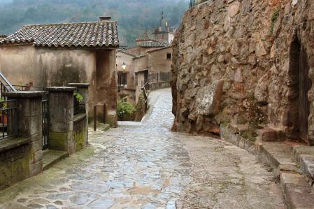 Las calles de este pueblo presentan un encanto medieval.