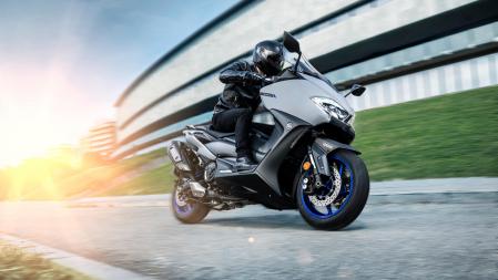 El scooter Yamaha T-Max calza una rueda delantera de 15 pulgadas