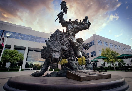 Una estatua de un orco de casi 4 metros recibe a los visitantes de la sede central de Blizzard en Irvine (California)