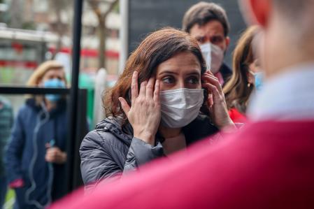 La presidenta de la Comunidad de Madrid, Isabel Díaz Ayuso, durante un paseo por Pozuelo de Alarcón