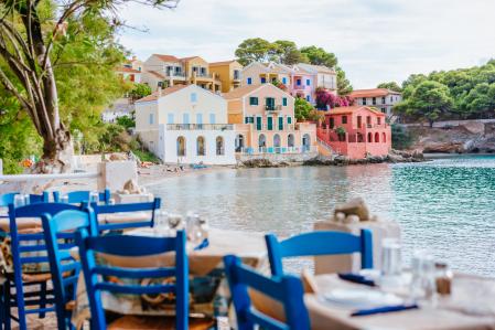 El pueblo pesquero de Assos, isla de Cefalonia, desde una taberna