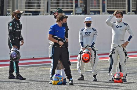 Yuki Tsunoda junto a Fernando Alonso y Lewis Hamilton 