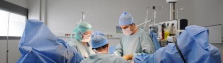 `Cirujanos durante una operación de estética.