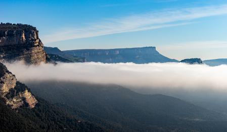 Vistas de la  niebla entre los abismos de L'Avenc i l'Agullola.