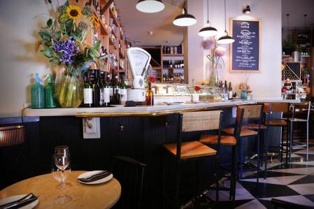 El Montbar, en cuyas cocinas atienden dos exjefes de cocina del grupo El Barri