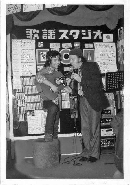 Chiquito, con Juan Santiago, de Karaoke por Tokio en los años 80
