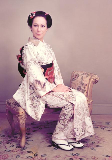 Cristina Hoyos vestida de geisha en uno de los viajes a Japón en los años setenta