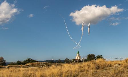 Jugando con cometas en los alrededores del santuario de Puig-agut.