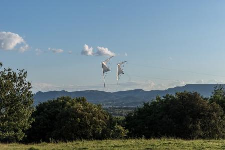 Jugando con cometas en los alrededores del santuario de Puig-agut.