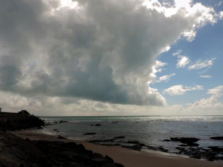 Atardecer de nubes y claros en Rota.