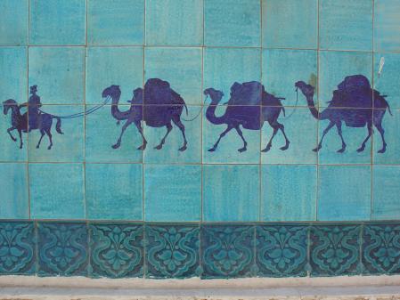 Azulejos que evocan la Ruta de la Seda