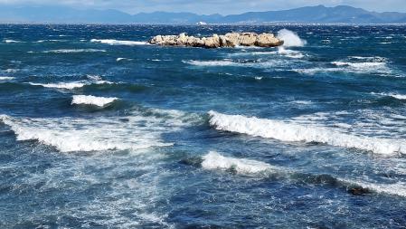 Fuerte oleaje delante de la roca del Cargol. Al fondo, el Golf de Roses.