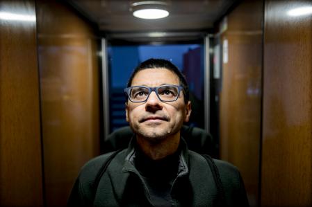 A pesar de tener casa propia, vive con sus padres al no poder estar solo por su patología