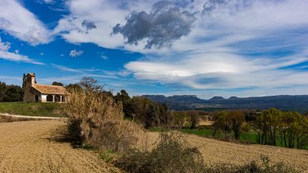 La bella ermita de Palau y el Collsacabra al fondo.