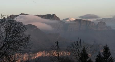 Vista del paisaje de la Vall d'en Bas desde los riscos de Falgars.