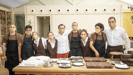 El equipo El chef  Enrique Valentí (en el centro, con camisa blanca) rodeaado de su equipo, que capitanean Gerard Trilles en cocina y Nerea Arriola con Eric Baro en sala.