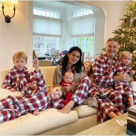 El actor Alec Baldwin con su mujer Hilaria Thomas y sus cinco hijos, las pasadas Navidades