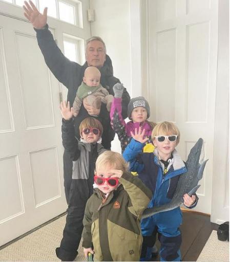 El actor Alec Baldwin haciendo la estatua de la libertad con cinco hijos