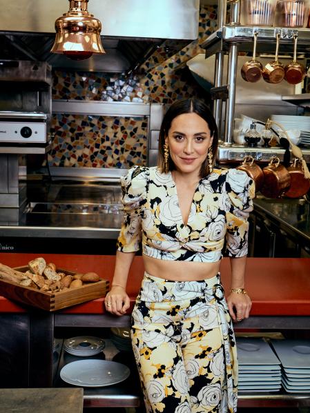 En la imagen,top y pantalón estampado de flores de su propia marca Tfp by Tamara Falcó –Pulsera y pendientes Tous