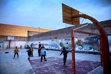 Niños, en el patio del centro del Poblenou