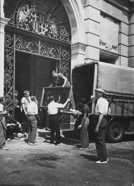 Salida de obras del MNAC hacia Olot