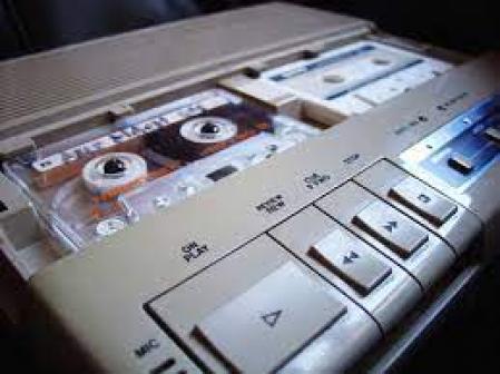 Mensajes que nadie quiso enviar se pueden encontrar en el contestador automático.