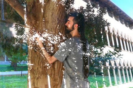 Abrazo a un árbol en el monasterio de Pedralbes.