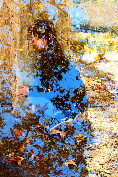 Abrazo a un árbol en el monasterio de Pedralbes.