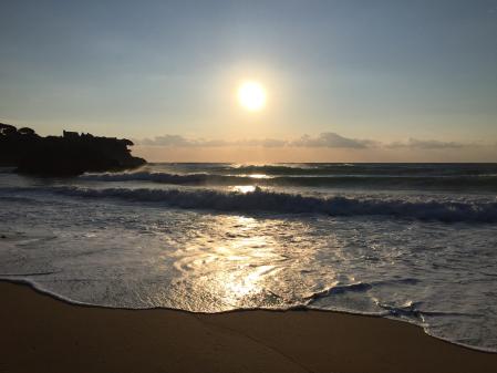El sol preside en la cala de La Fosca.