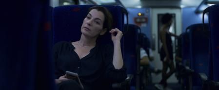 Ayelet Zurer es Alice, una directora poco inspirada.