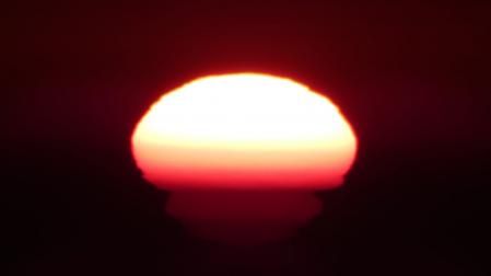 Deformación del sol al amanecer.