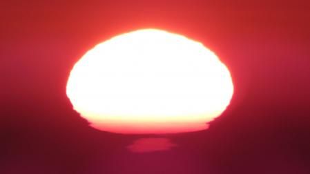 Deformación del sol al amanecer.