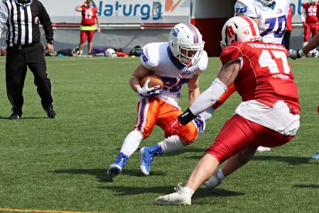 Este jugador de los Barcelona Bufols trata de fintar al defensa de los Terrassa Reds.