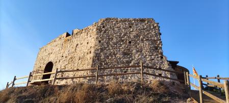 Fachada del castillo de Mirambell.